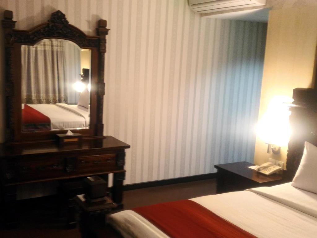 Grand Puri Saron Yogyakarta Exterior foto