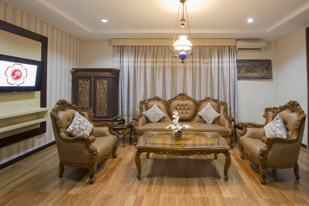 Grand Puri Saron Yogyakarta Exterior foto