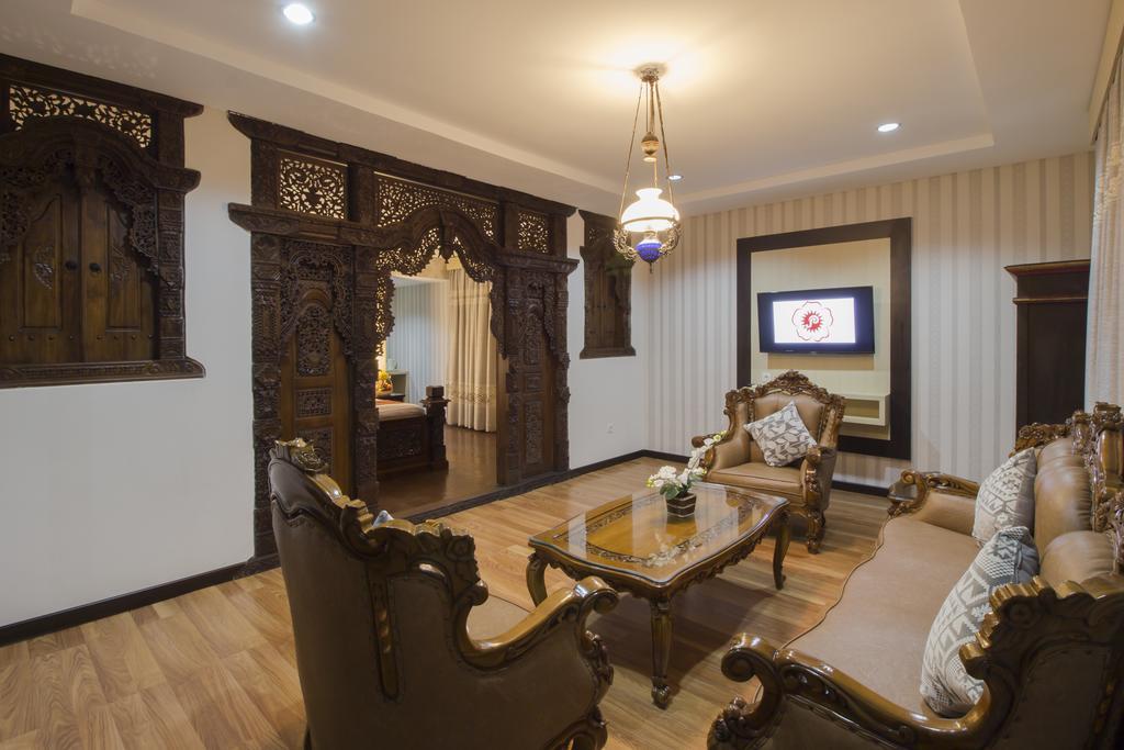 Grand Puri Saron Yogyakarta Exterior foto