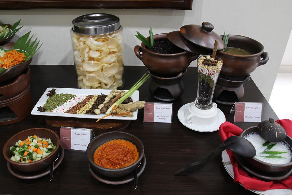 Grand Puri Saron Yogyakarta Exterior foto